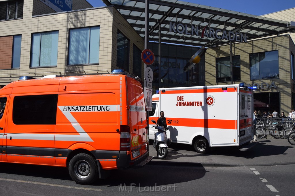 Einsatz BF Reizgas Koeln Kalk Kalk Arcaden P06.JPG - Miklos Laubert